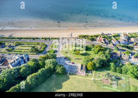 Luftaufnahme vom West Park von Aldwick Beach und Aldwick Avenue, einem Pfarrdorf östlich von Bognor Regis in West Sussex, Südengland. Stockfoto