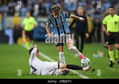 RS – PORTO ALEGRE – 09/07/2023 – BRAZILEIRO A 2023, GREMIO X BOTAFOGO – Bitello-Spieler aus Gremio konkurriert mit Di Placido-Spieler aus Botafogo während eines Spiels im Stadion Arena do Gremio um die brasilianische Meisterschaft A 2023. Foto: Pedro H. Tesch /AGIF/Sipa USA Stockfoto