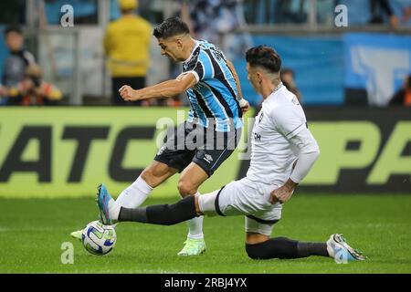 RS – PORTO ALEGRE – 09/07/2023 – BRAZILEIRO A 2023, GREMIO X BOTAFOGO – Luis Suarez, ein Spieler aus Gremio, tritt mit Victor Cuesta, einem Spieler aus Botafogo, während eines Spiels im Stadion Arena do Gremio um die brasilianische A 2023-Meisterschaft an. Foto: Pedro H. Tesch/AGIF/Sipa USA Stockfoto