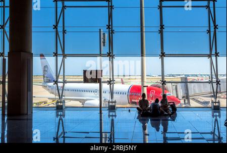 Barcelona, Spanien - 7. Juli 2017: Touristen am Abflugsteig in Josep Tarradellas – Flughafen El Prat in Barcelona, Spanien. Stockfoto