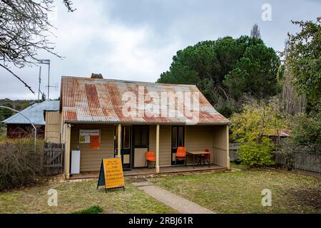 Juli 2023, Hill End Kunstgalerie in historischem Gebäude in dieser ehemaligen Goldgräberstadt Hill End im Zentralwesten von New South Wales, Australien Stockfoto