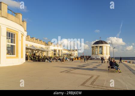 Musikpavillon an der Strandpromenade, Insel Borkum, Niedersachsen, Deutschland Stockfoto