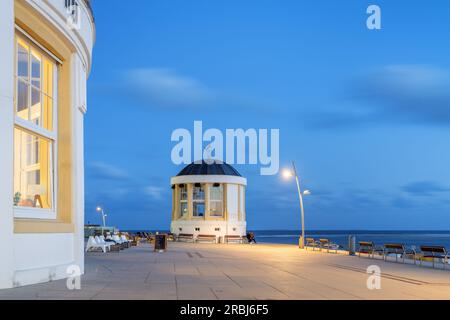 Musikpavillon an der Strandpromenade, Insel Borkum, Niedersachsen, Deutschland Stockfoto