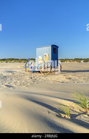 Bademaschinen am Strand, Insel Borkum, Niedersachsen, Deutschland Stockfoto