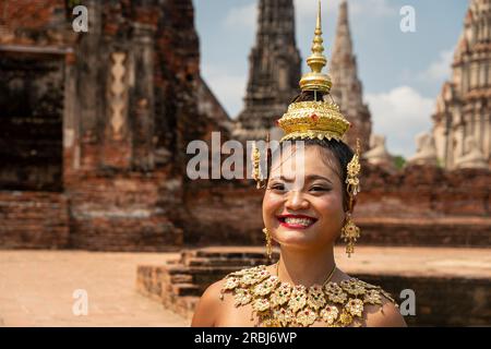 Porträt fröhliches asiatisches Modell, das sich mit einem Lächeln in Thai-Kleidung und traditionellem Kostüm-Grußfestival ausgibt. Ayutthaya, Thailand 30. Mai 20 Stockfoto