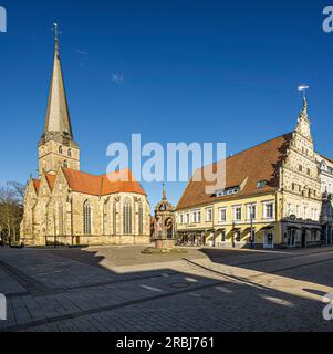 Neuer Markt in Herford: Johanniskirche, Neustädter Brunnen und Neustädter Rathaus, Nordrhein-Westfalen, Deutschland Stockfoto