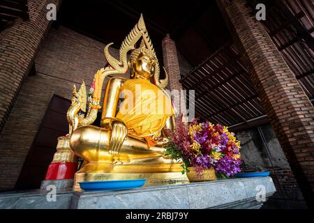 Das wunderschöne große goldene buddha-Statut am Wat Phanan Choeng Tempel, viele Menschen kommen, um dem buddha in Thailand Respekt zu zollen. Ayutthaya ist ehemaliger capi Stockfoto