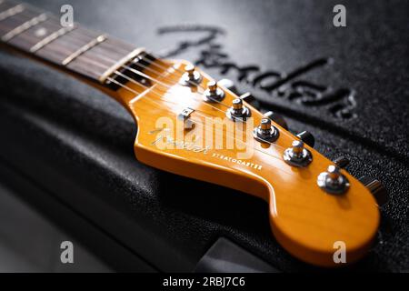 Bangkok, Thailand - 3. Juli 2023: Fender, ein amerikanischer Gitarrenhersteller, Logo auf einer elektrischen Gitarre. Stockfoto