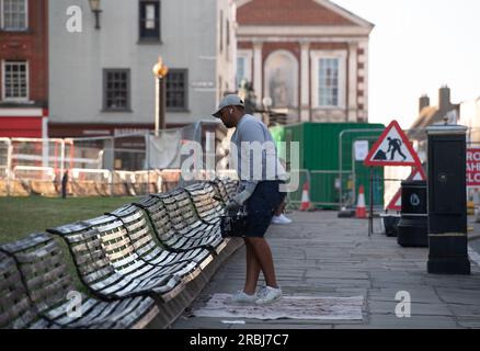 Windsor, Berkshire, Großbritannien. 10. Juli 2023. Bänke vor Windsor Castle, die heute Morgen etwas Farbe bekommen haben. Nach seinem Treffen mit Premierminister Rishi Sunak in der Downing Street heute Morgen wird der Präsident der USA, Joe Biden, König Karl III. In Windsor Castle besuchen. Der Besuch wird privat sein, sodass Besucher von Windsor Präsident Biden nicht sehen können, aber Union Jack Bunting und Souvenirs von König Karl III. Bleiben in den Geschäften nach der Krönung des Königs. Kredit: Maureen McLean/Alamy Live News Stockfoto