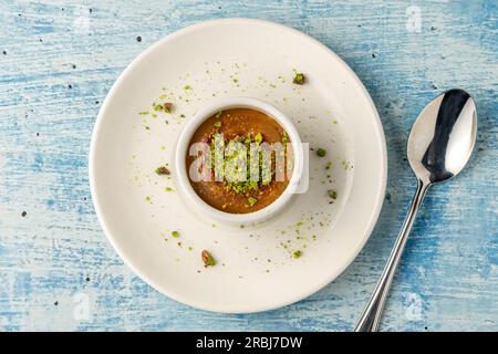 Soufflé mit Pistazien und Tahini auf einer weißen Porzellanplatte Stockfoto