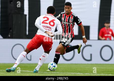 Braganca Paulista, Brasilien. 09. Juli 2023. SP - BRAGANCA PAULISTA - 09/07/2023 - BRAZILEIRO A 2023, BRAGANTINO X SAO PAULO - Eduardo-Spieler aus Bragantino konkurriert mit Marcos Paulo-Spieler aus Sao Paulo während eines Spiels im Stadion Nabi Abi Chedid um die brasilianische Meisterschaft A 2023. Foto: Marcello Zambrana /AGIF/Sipa USA Kredit: SIPA USA/Alamy Live News Stockfoto