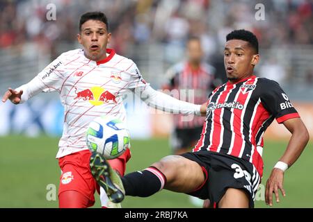 Braganca Paulista, Brasilien. 09. Juli 2023. SP - BRAGANCA PAULISTA - 09/07/2023 - BRAZILEIRO A 2023, BRAGANTINO X SAO PAULO - Jadson-Spieler aus Bragantino konkurriert mit Marcos Paulo-Spieler aus Sao Paulo während eines Spiels im Stadion Nabi Abi Chedid um die brasilianische Meisterschaft A 2023. Foto: Marcello Zambrana /AGIF/Sipa USA Kredit: SIPA USA/Alamy Live News Stockfoto