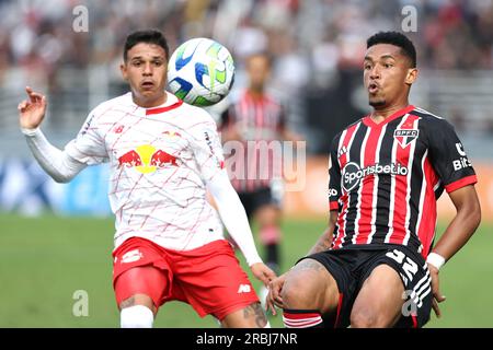 Braganca Paulista, Brasilien. 09. Juli 2023. SP - BRAGANCA PAULISTA - 09/07/2023 - BRAZILEIRO A 2023, BRAGANTINO X SAO PAULO - Jadson-Spieler aus Bragantino konkurriert mit Marcos Paulo-Spieler aus Sao Paulo während eines Spiels im Stadion Nabi Abi Chedid um die brasilianische Meisterschaft A 2023. Foto: Marcello Zambrana /AGIF/Sipa USA Kredit: SIPA USA/Alamy Live News Stockfoto