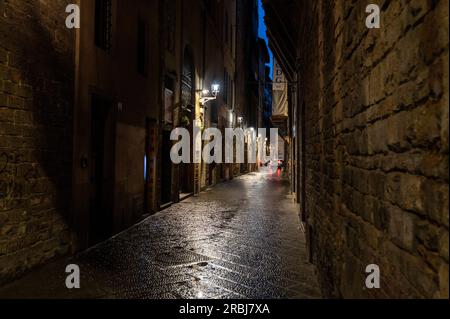 Nach dem Regen auf den engen mittelalterlichen Straßen von Florenz in der Toskana in Italien Stockfoto