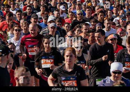 Kasan, Russland - 17. Mai 2022: Große Gruppenläufer Athleten laufen während des Kazan-Marathons Rennen Stockfoto