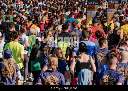 Kazan, Russland - 17. Mai 2022: Unterstütze große Gruppenläufer Athleten beim Rennen während des Kazan-Marathons Stockfoto