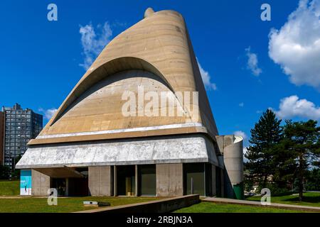 Kirche St. Peter von Le Corbusier. Standort Le Corbusier im Firminy-Vert Civic Center, Saint-Etienne, Departement Loire, Region Auvergne-Rhone-Alpes, Fra Stockfoto