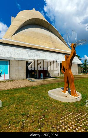 Kirche St. Peter von Le Corbusier. Standort Le Corbusier im Firminy-Vert Civic Center, Saint-Etienne, Departement Loire, Region Auvergne-Rhone-Alpes, Fra Stockfoto