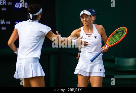 Caroline Garcia aus Frankreich und Luisa Stefani aus Brasilien in Aktion während der ersten Doppelrunde bei den Wimbledon Championships 2023 am 8. Juli 2023 im All England Lawn Tennis & Croquet Club in Wimbledon, England Stockfoto