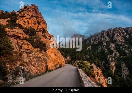 Rote Granitfelsen, Tafoni, Calanches de Piana, Bucht von Porto, Porto, UNESCO-Weltkulturerbe, Haute-Corse-Departement, Westküste, Korsika, M Stockfoto