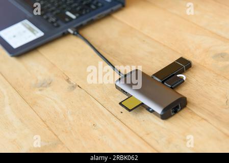 Der Typ-C-HUB 8 in 1 für den Anschluss beliebiger Geräte Stockfoto