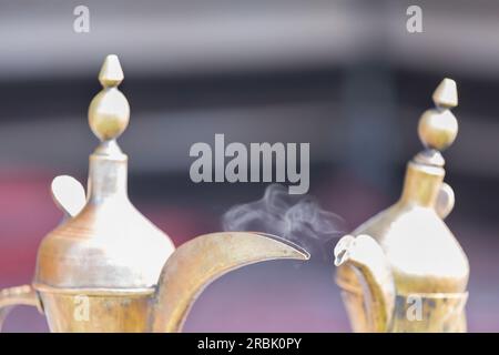 Vereinigte Arabische Emirate, Dubai, Dampfgaren traditioneller arabischer Kaffeekannen. Stockfoto