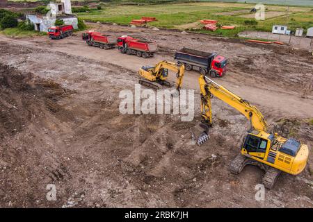 Luftaufnahme eines auf einer Baustelle arbeitenden Baggers Stockfoto