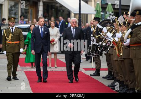 Luxemburg, Luxemburg. 10. Juli 2023. Bundespräsident Frank-Walter Steinmeier und seine Frau Elke Büdenbender werden vom Großherzog Henri von Luxemburg und der Großherzogin Maria Teresa von Luxemburg im Großherzoglichen Palast mit militärischen Ehren empfangen. Präsident Steinmeier und seine Frau sind zu einem zweitägigen offiziellen Besuch in Luxemburg. Kredit: Bernd von Jutrczenka/dpa/Alamy Live News Stockfoto