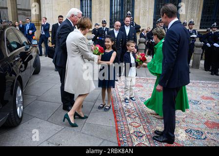 Luxemburg, Luxemburg. 10. Juli 2023. Bundespräsident Frank-Walter Steinmeier und seine Frau Elke Büdenbender werden vom Großherzog Henri von Luxemburg und der Großherzogin Maria Teresa von Luxemburg im Großherzoglichen Palast mit militärischen Ehren empfangen. Präsident Steinmeier und seine Frau sind zu einem zweitägigen offiziellen Besuch in Luxemburg. Kredit: Bernd von Jutrczenka/dpa/Alamy Live News Stockfoto