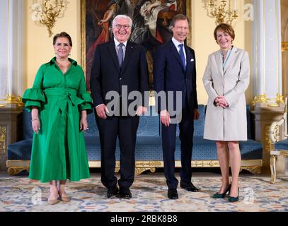 Luxemburg, Luxemburg. 10. Juli 2023. Bundespräsident Frank-Walter Steinmeier (2. von links) und seine Frau Elke Büdenbender (r) werden vom Großherzog Henri von Luxemburg und der Großherzogin Maria Teresa von Luxemburg (l) im Großherzoglichen Palast empfangen. Präsident Steinmeier und seine Frau sind zu einem zweitägigen offiziellen Besuch in Luxemburg. Kredit: Bernd von Jutrczenka/dpa/Alamy Live News Stockfoto