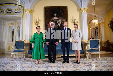 Luxemburg, Luxemburg. 10. Juli 2023. Bundespräsident Frank-Walter Steinmeier (2. von links) und seine Frau Elke Büdenbender (r) werden vom Großherzog Henri von Luxemburg und der Großherzogin Maria Teresa von Luxemburg (l) im Großherzoglichen Palast empfangen. Präsident Steinmeier und seine Frau sind zu einem zweitägigen offiziellen Besuch in Luxemburg. Kredit: Bernd von Jutrczenka/dpa/Alamy Live News Stockfoto