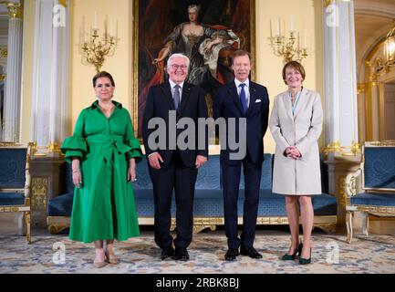 Luxemburg, Luxemburg. 10. Juli 2023. Bundespräsident Frank-Walter Steinmeier (2. von links) und seine Frau Elke Büdenbender (r) werden vom Großherzog Henri von Luxemburg und der Großherzogin Maria Teresa von Luxemburg (l) im Großherzoglichen Palast empfangen. Präsident Steinmeier und seine Frau sind zu einem zweitägigen offiziellen Besuch in Luxemburg. Kredit: Bernd von Jutrczenka/dpa/Alamy Live News Stockfoto