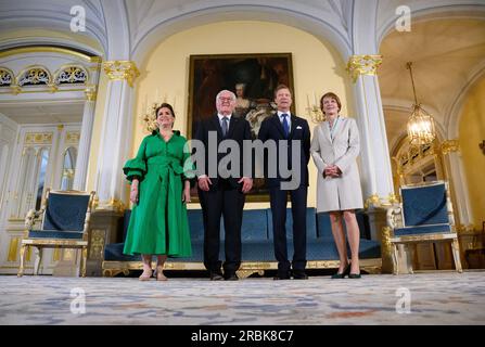Luxemburg, Luxemburg. 10. Juli 2023. Bundespräsident Frank-Walter Steinmeier (2. von links) und seine Frau Elke Büdenbender (r) werden vom Großherzog Henri von Luxemburg und der Großherzogin Maria Teresa von Luxemburg (l) im Großherzoglichen Palast empfangen. Präsident Steinmeier und seine Frau sind zu einem zweitägigen offiziellen Besuch in Luxemburg. Kredit: Bernd von Jutrczenka/dpa/Alamy Live News Stockfoto