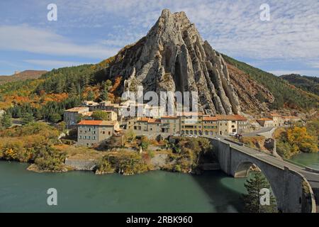 Sisteron und die Pont de la Baume über die Durance, Alpes-de-Haute-Provence, Provence-Alpes-Côte d'Azur, Frankreich Stockfoto