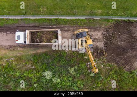 Industriebagger, der auf der Baustelle arbeitet. Schwere Baumaschine. Luftaufnahme Stockfoto