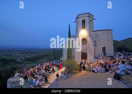 Sommerkonzerte Konzerte au Coucher du soleil im alten Schloss von Oppède-le-Vieux, Vaucluse, Provence-Alpes-Côte d'Azur, Frankreich Stockfoto