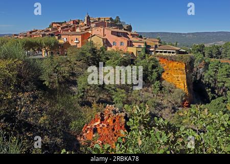 Roussillon und seine ockerfarbenen Klippen, Vaucluse, Luberon Regional National Park, Provence-Alpes-Côte d'Azur, Frankreich Stockfoto