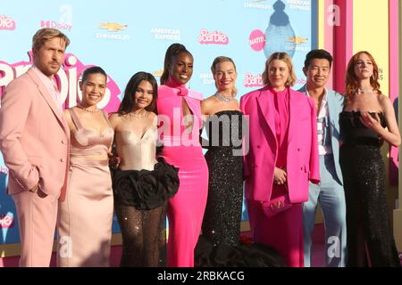 LOS ANGELES – JULI 9: Ryan Gosling, America Ferrera, Ariana Greenblatt, Issa Rae, Margot Robbie Greta Gerwig, Simu Liu, Hari Nef bei der Barbie Weltpremiere im Shrine Auditorium am 9. Juli 2023 in Los Angeles, Kalifornien Stockfoto