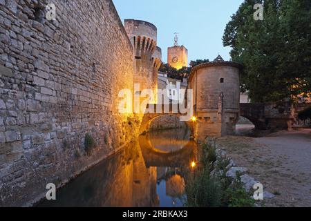 Stadtmauer mit Stadttor Porte Notre-Dame, Pernes-les-Fontaines, Vaucluse, Provence-Alpes-Côte d'Azur, Frankreich Stockfoto