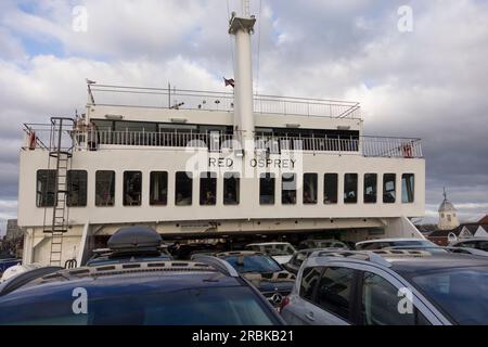 Die Red Funnel Fähre erreicht den Hafen in East Cowes auf der Isle of Wight, Großbritannien Stockfoto