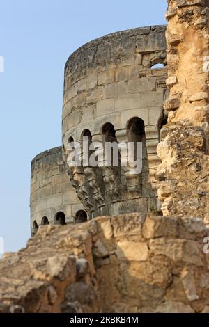 Turm in den Stadtmauern von Pernes-les-Fontaines, Vaucluse, Provence-Alpes-Côte d'Azur, Frankreich Stockfoto