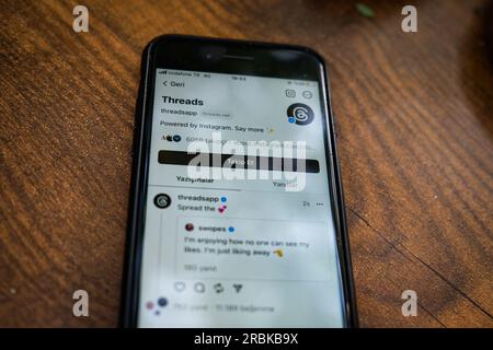 Truthahn. 07. Juli 2023. In dieser Abbildung werden die App-Threads von Meta auf einem Mobiltelefon angezeigt. Threads, die in den Vordergrund gerückt waren, da Meta ein Rivale von Twitter war, gewannen am ersten Tag mehr als 30 Millionen Nutzer. (Foto: Murat Kocabas/SOPA Images/Sipa USA) Guthaben: SIPA USA/Alamy Live News Stockfoto