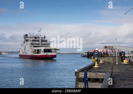 Die Red Funnel Fähre erreicht den Hafen in East Cowes auf der Isle of Wight, Großbritannien Stockfoto