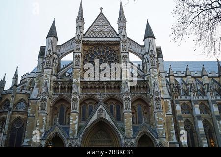 Außenarchitektur und Design der Gebäude der Westminster Abbey Royal Gothic Church mit dem formellen Titel Collegiate Church of St Pete - London, Großbritannien Stockfoto