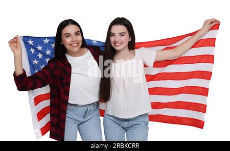 4. Juli - Unabhängigkeitstag Amerikas. Glückliche Mutter und Tochter mit der Nationalflagge der Vereinigten Staaten auf weißem Hintergrund Stockfoto