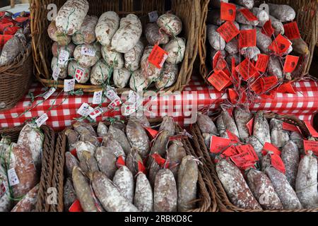 Verkaufsstand für getrocknete Würstchen im Marché de la vieille ville, Annecy, Haute-Savoie, Auvergne-Rhone-Alpes, Frankreich Stockfoto