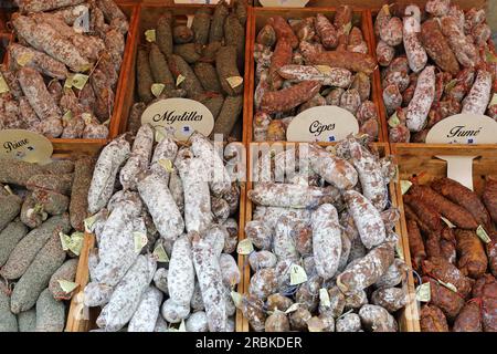 Verkaufsstand für getrocknete Würstchen im Marché de la vieille ville, Annecy, Haute-Savoie, Auvergne-Rhone-Alpes, Frankreich Stockfoto