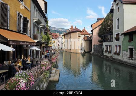 Fluss Le Thiou in der Altstadt von Annecy, Haute-Savoie, Auvergne-Rhone-Alpes, Frankreich Stockfoto