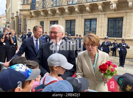 Luxemburg, Luxemburg. 10. Juli 2023. Der deutsche Präsident Frank-Walter Steinmeier (m) und seine Frau Elke Büdenbender (r) begrüßen gemeinsam mit Großherzog Henri von Luxemburg (l) die Kinder bei ihrer Ankunft. Präsident Steinmeier und seine Frau sind zu einem zweitägigen offiziellen Besuch in Luxemburg. Kredit: Birgit Reichert/dpa/Alamy Live News Stockfoto
