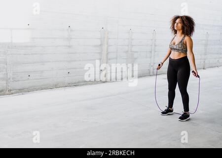 Kurvige Afroamerikanische Frau, Die Seile Im Stadtgebiet Hüpft Stockfoto